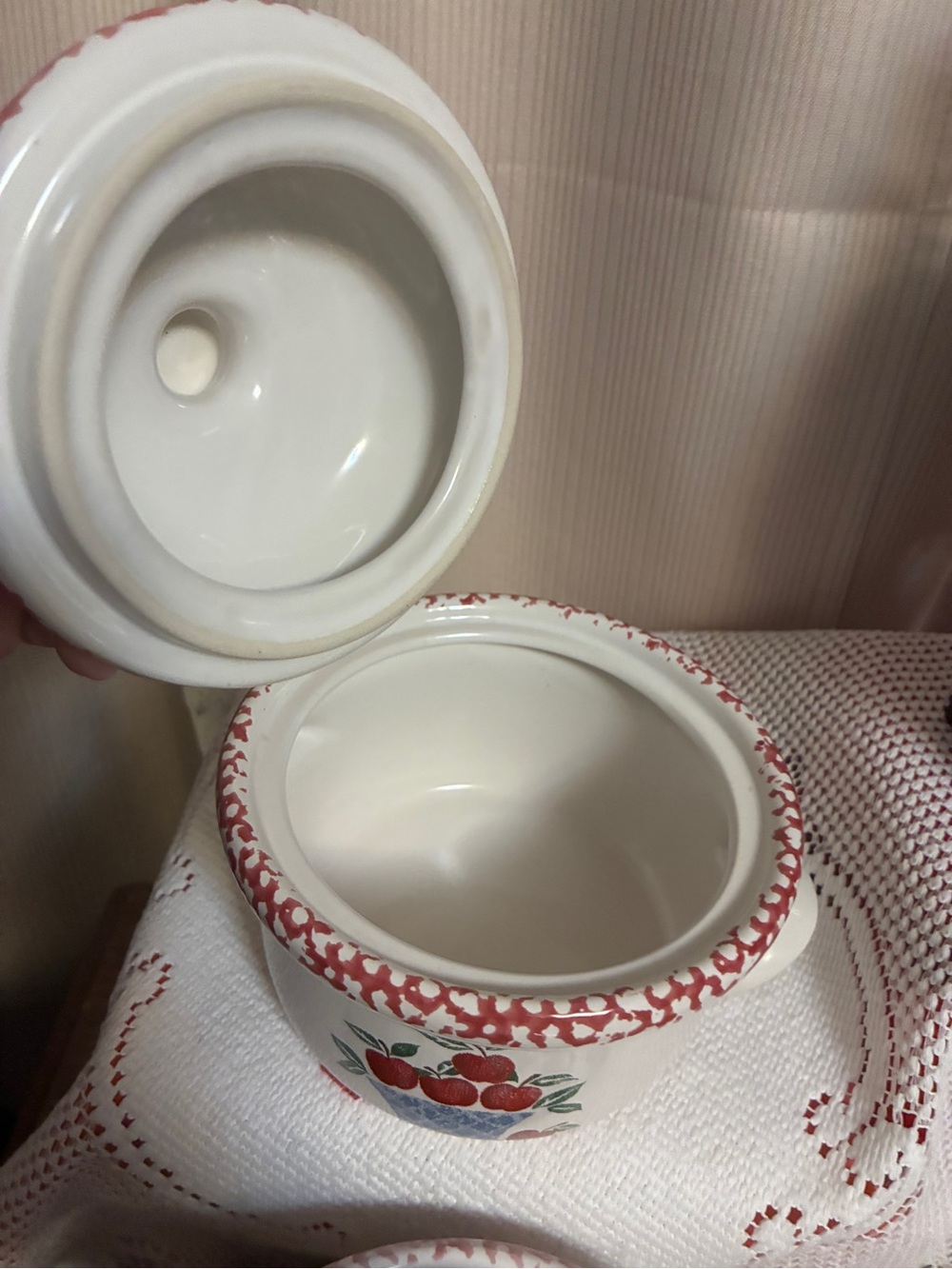 White Ceramic Lidded Crocks with Red Apple Design Sponge-wear set of 2 - Picture 7 of 14